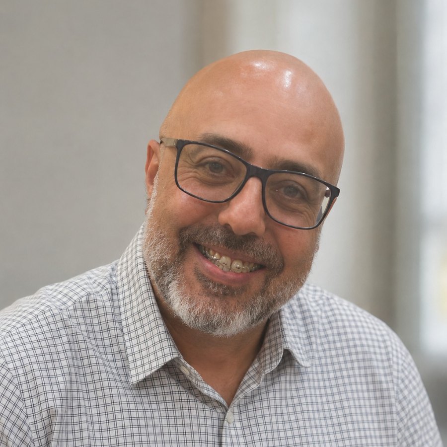 Marcel Pedrozo, psicólogo, de camisa clara, sorrindo